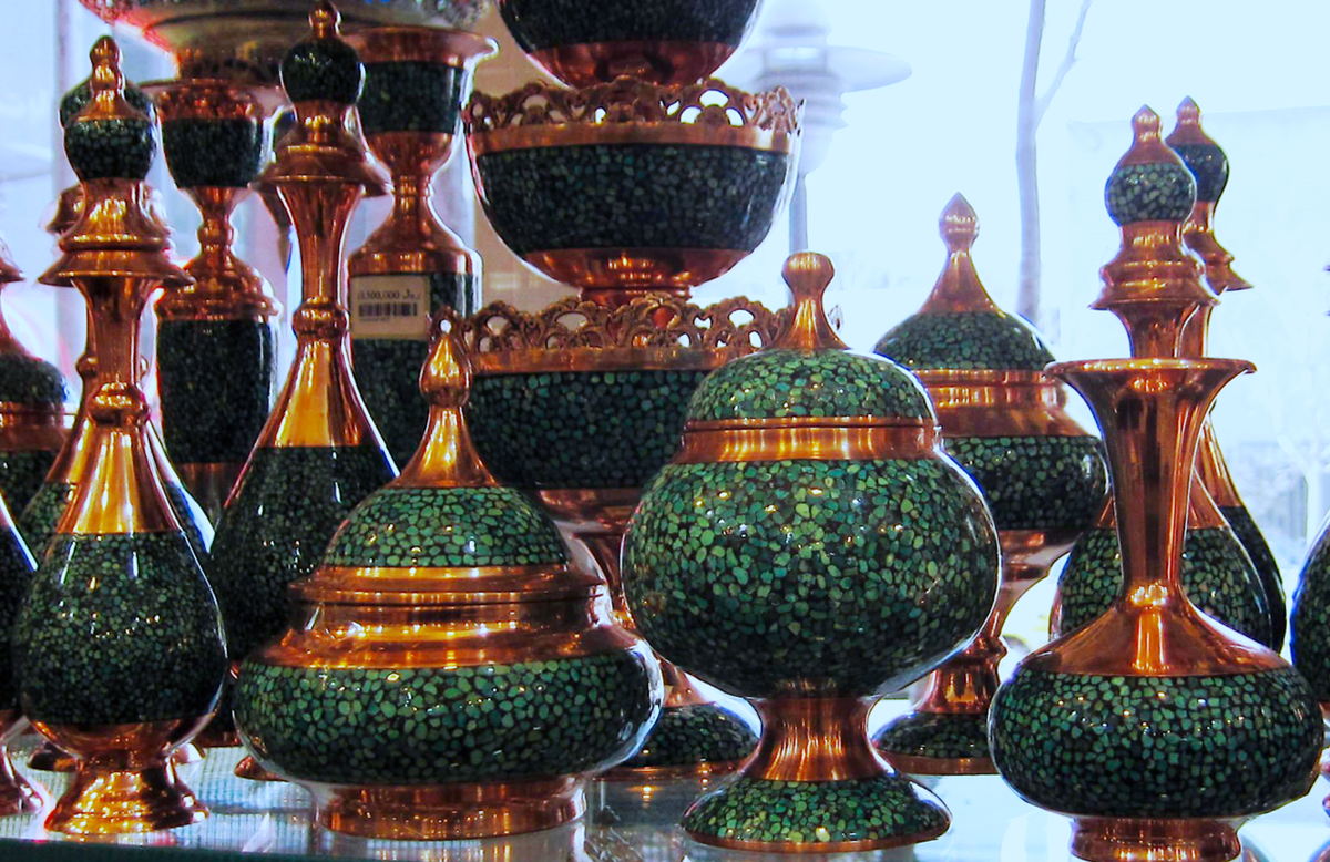 Чтобы получилось красивое изделие, мастера вручную выколачивают кусочки бирюзы на медной, латунной или серебряной поверхности. Фото: MRG90 / Wikimedia