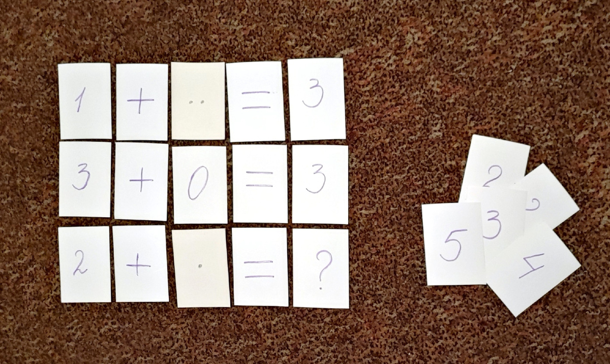 Там, где карточки цифрами вверх, попросите показать количество пальцев, соответствующих цифре. Там где карточки точками вверх, попросите для них найти верную карточку с цифрой.