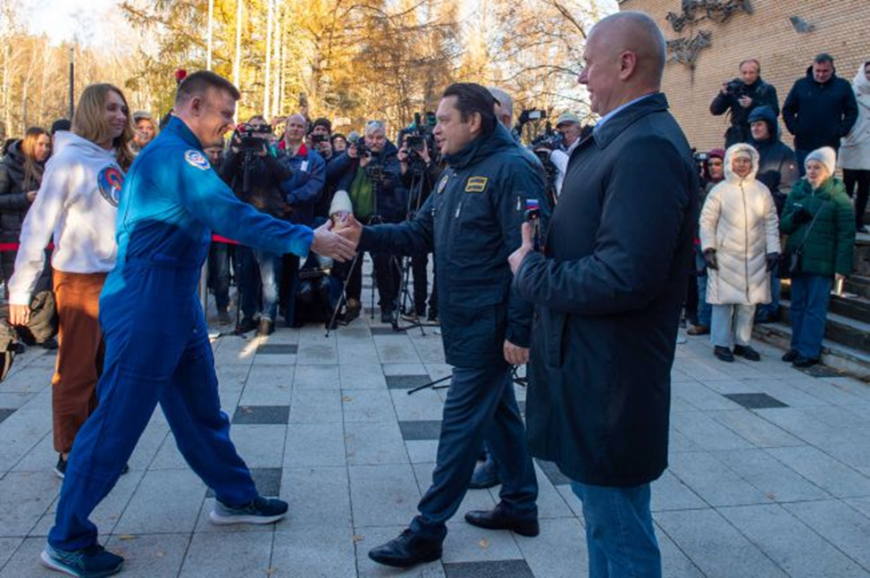 Александра Гребенкина встречает руководство Центра подготовки космонавтов им. Ю.А. Гагарина. Фото: ЦПК им. Ю.А. Гагарина.