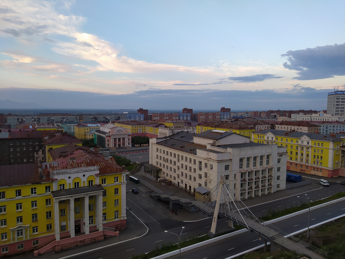 Центр города еще довоенной постройки. И это лучшая часть Норильска! Кстати, фото сделано календарной ночью. Но за полярным кругом в это время года полярный день. Это он!