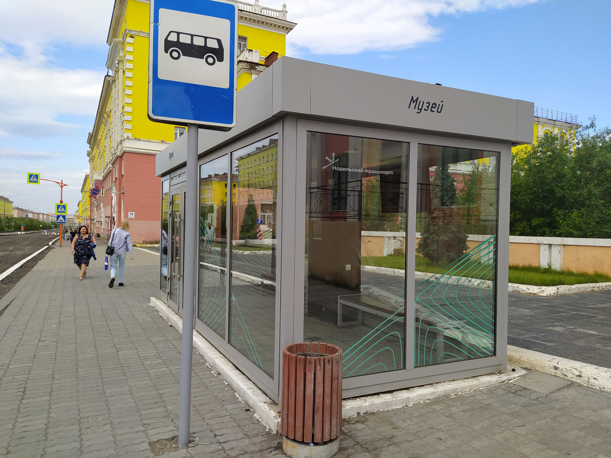 Стеклянная остановка. Летом не впечатляет. Но зимой это настоящий островок безопасности!