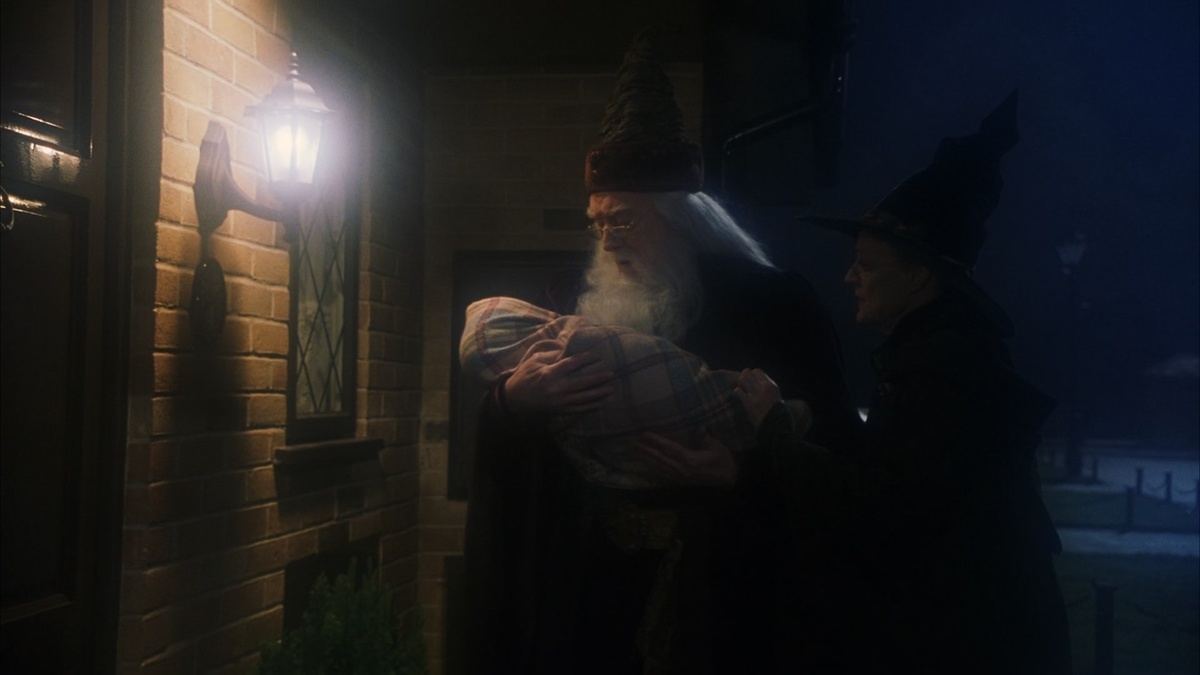 Дамблдор и Макгонагалл оставляют Гарри под дверью у Дурслей  