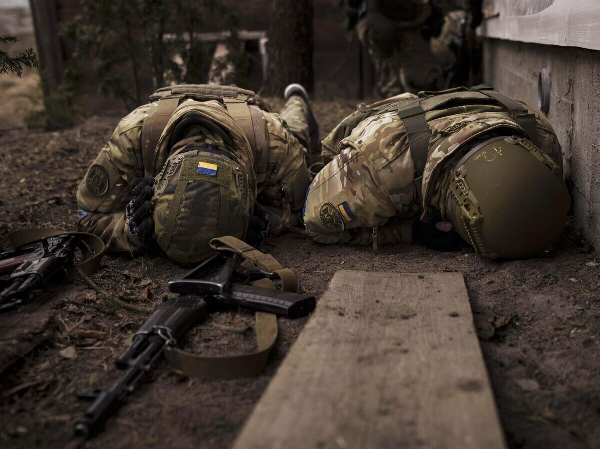    Украинские военнослужащие укрываются от артиллерийского огня© AP Photo / Felipe Dana