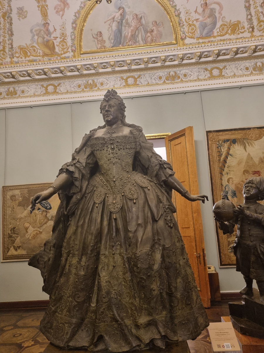 Статуя Анны Иоановной в Русском Музее.