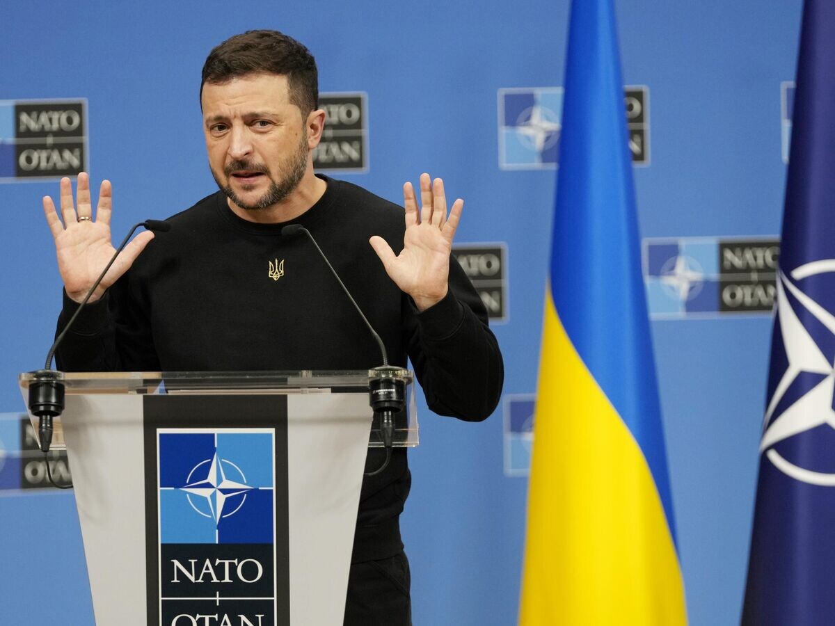    Владимир Зеленский в штаб-квартире НАТО в Брюсселе© AP Photo / Virginia Mayo