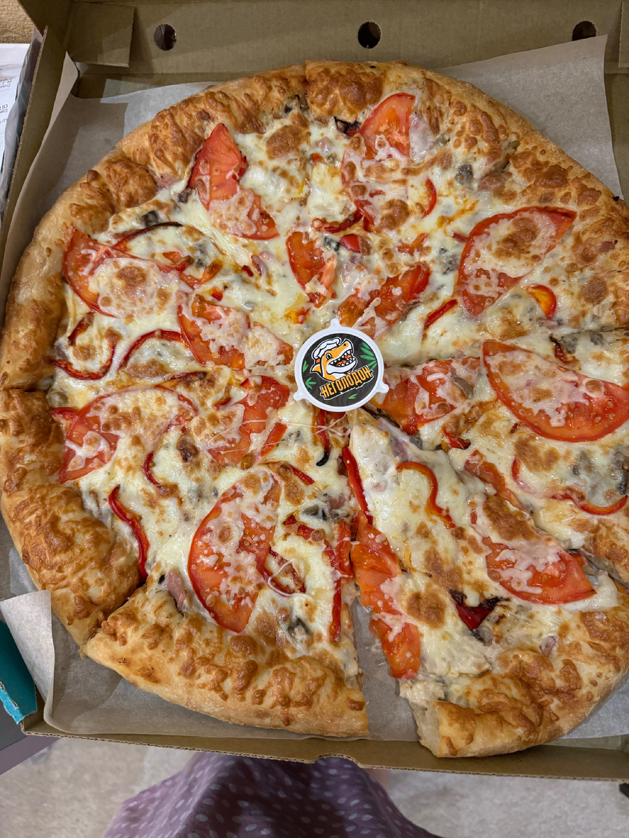 Заказывали пиццу в четверг. В среду тоже питались одними полуфабрикатами: брали в Ермолинских продуктах сырники и блины с разными начинками. Уже на финишной прямой, чтобы начать готовить домашнюю еду на своей новой кухне.