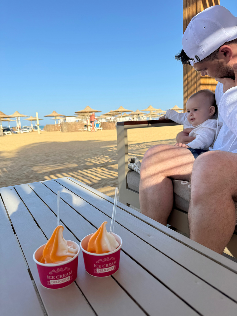 Это мы в отпуске ели мангово-ванильное мороженое местного производства. Сидим в баре на берегу красного моря.