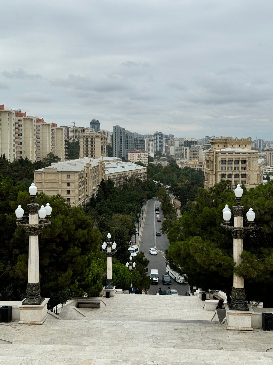 Когда смотришь на Баку, в голову приходят мысли о Париже, а потом смотришь в другую сторону и уже где-то о СССР, разве не так? Фото сделано моей подругой Алёной