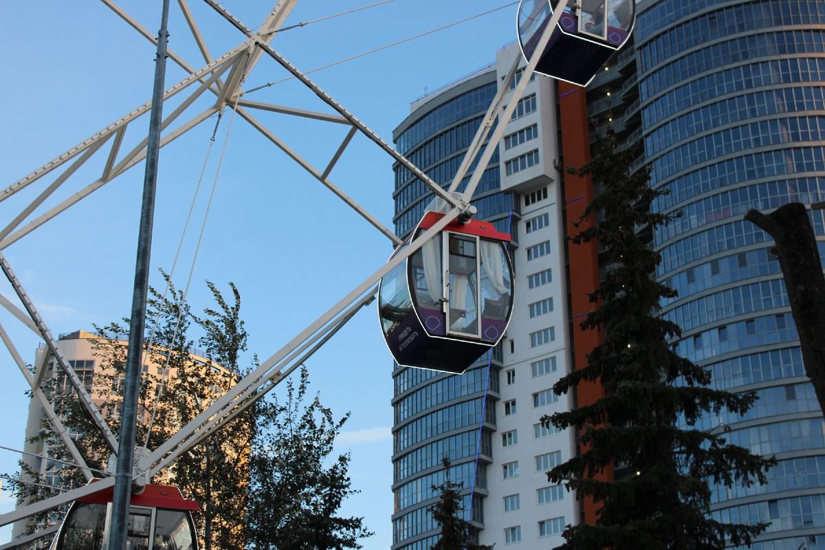 Кабинки на колесе закрытые. Источник: фото автора