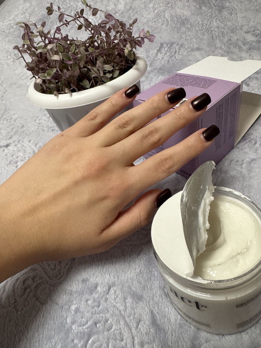 Распределила виноградный баттер по коже руки