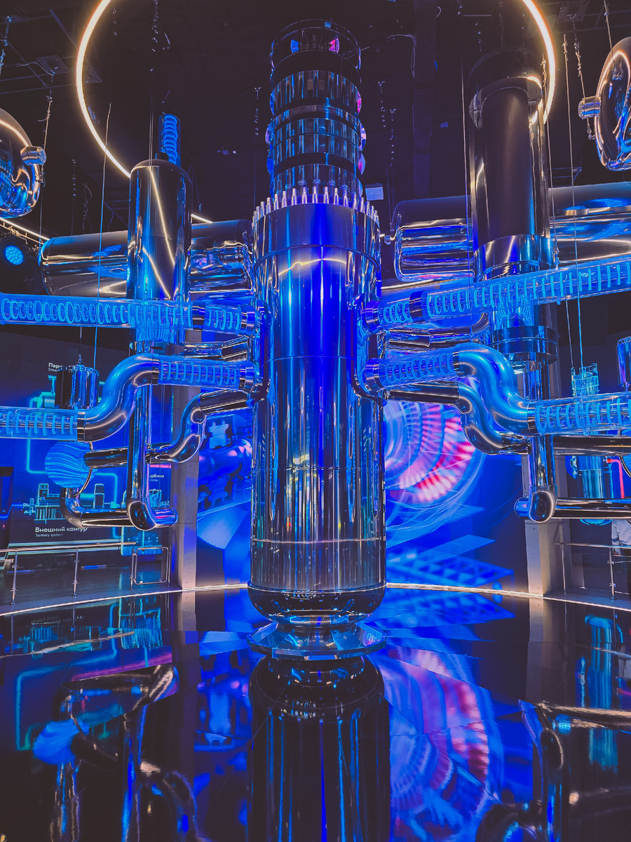 Центр экспозиции — модель водо-водяного реактора. Выработка электричества из энергии деления атомного ядра — сложный и слаженный процесс, который можно сравнить с работой оркестра. У каждого инструмента здесь — свое звучание. Вместе они играют симфонию, написанную специально для «АТОМа».