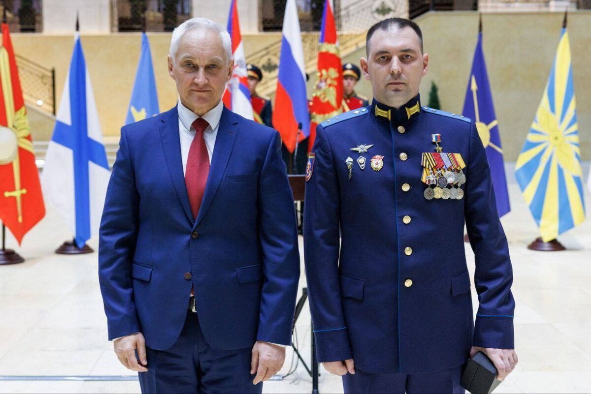 Министр обороны России Андрей Белоусов и гв.прапорщик  Василий Смолин. Фото из Телеги.