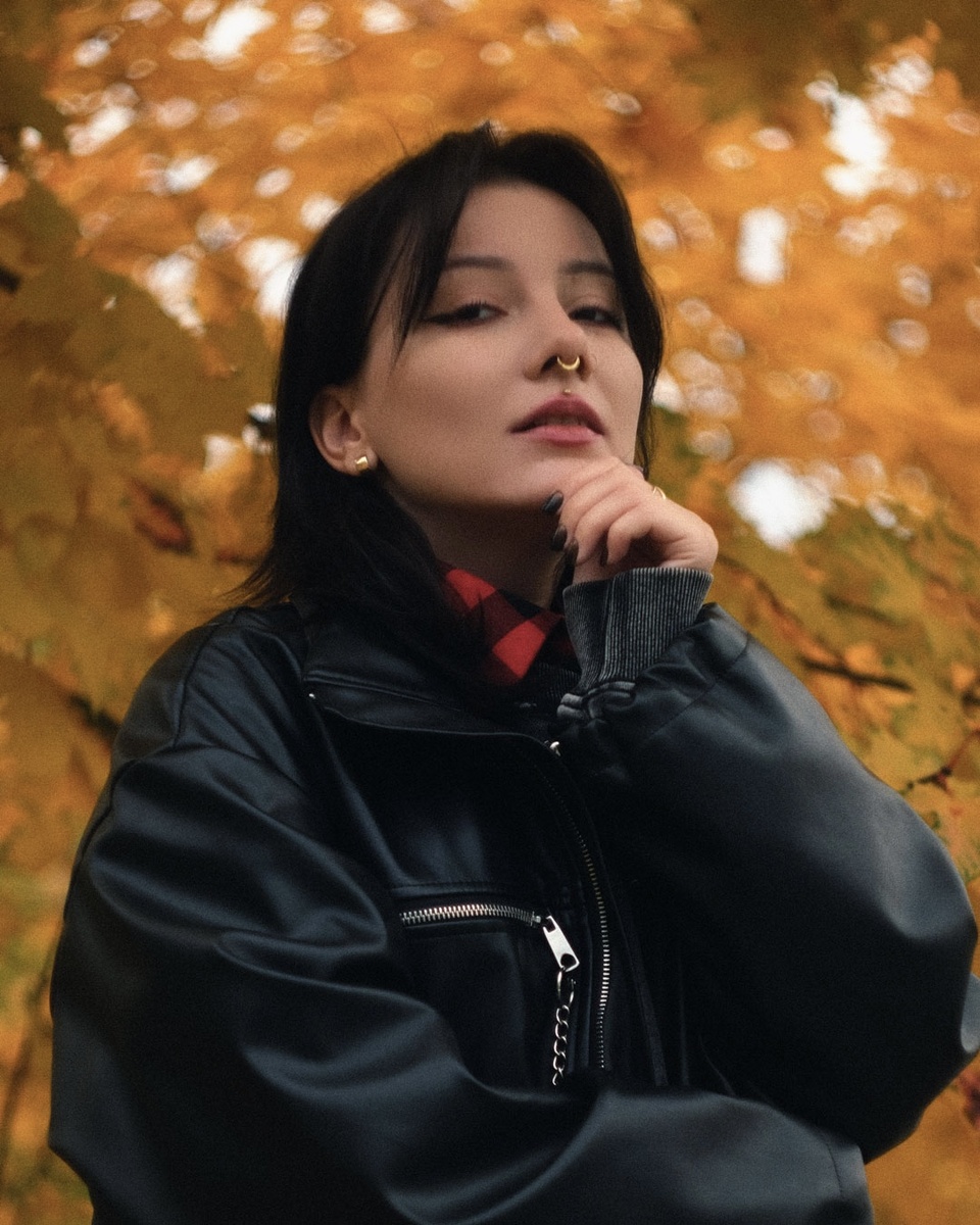 На скулах должна быть естественная тень, а не рыжая полоска, которую видно 