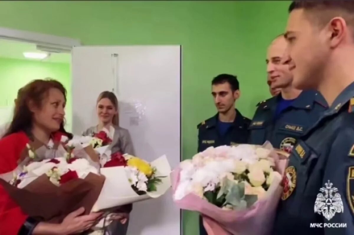    Пожарные пришли на выписку из роддома к женщине, которую спасли из огня