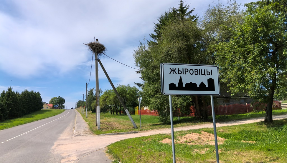 Традиционное гнездо «буслоў» можно найти в любом населённом пункте Беларуси. Белорусское название на табличке, пожалуй, снова вызовет вопросы, но здесь именно  «цы», не «чы». (Всё фото в статье автора)