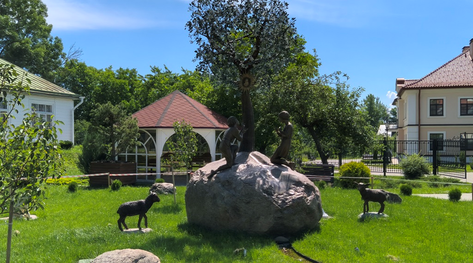 Двор монастыря. Где-то здесь её и обнаружили.