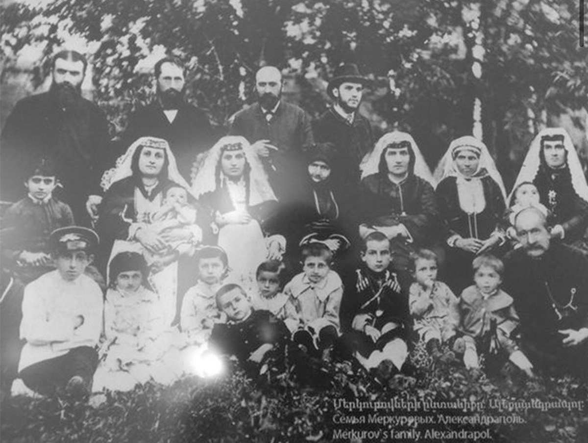 Семья Меркуровых  https://pryanichkyband.com/blog/ot-lenina-k-leninu-cherez-tolstogo-skulptor-sergej-merkulov-i-ego-raboty