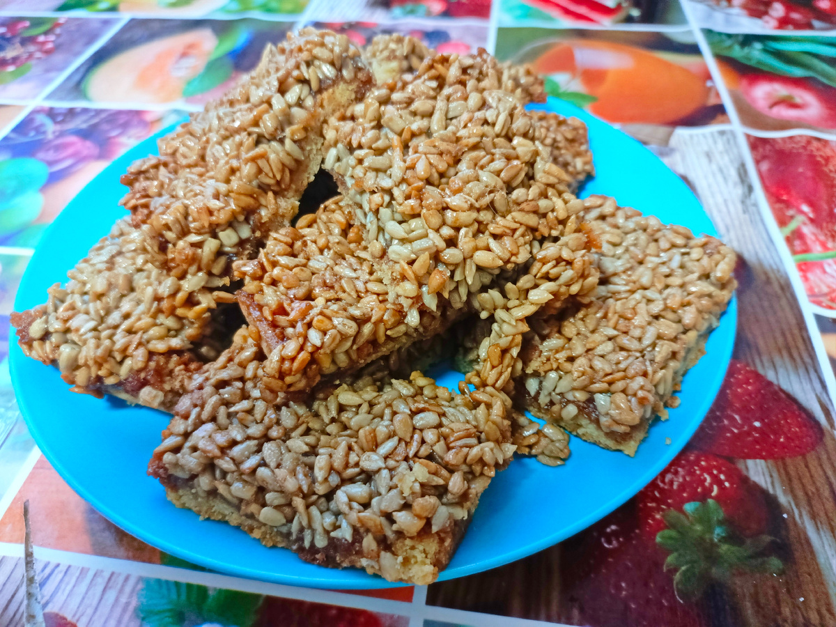 С минимальными затратами времени, всего за один час, вы сможете приготовить великолепный большой пирог, который непременно порадует любителей сладостей: он обладает насыщенным сладким вкусом с медово-сливочным оттенком.