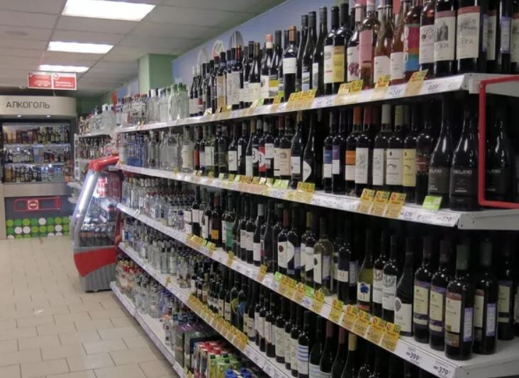 Витрина с алкоголем в магазине (иллюстрация из открытых источников)