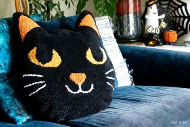    Из коврика   
Источник: «Scratch and Stitch»