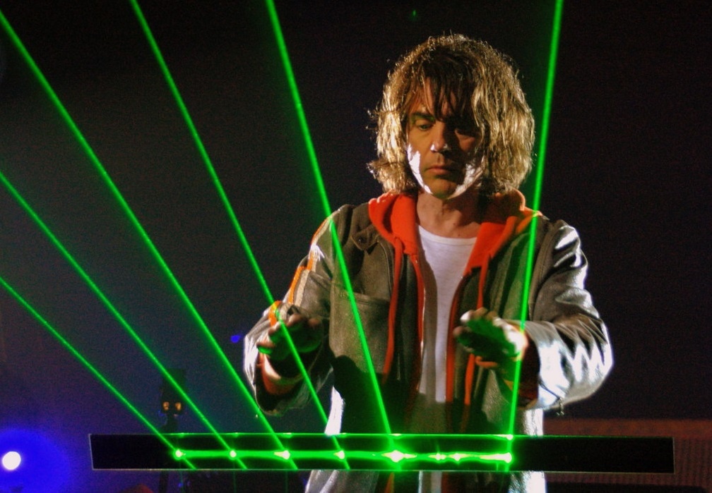 Жан Мишель Жарр играет на лазерной арфе