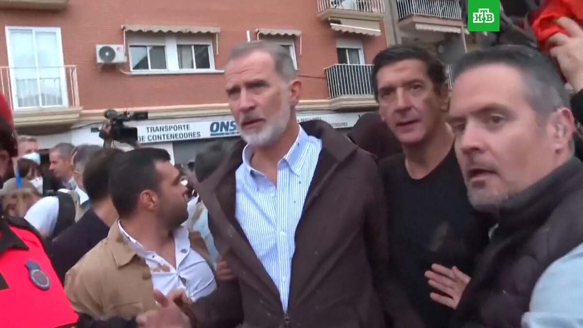    Толпа закидала короля Испании грязью в пострадавшем от наводнения городе