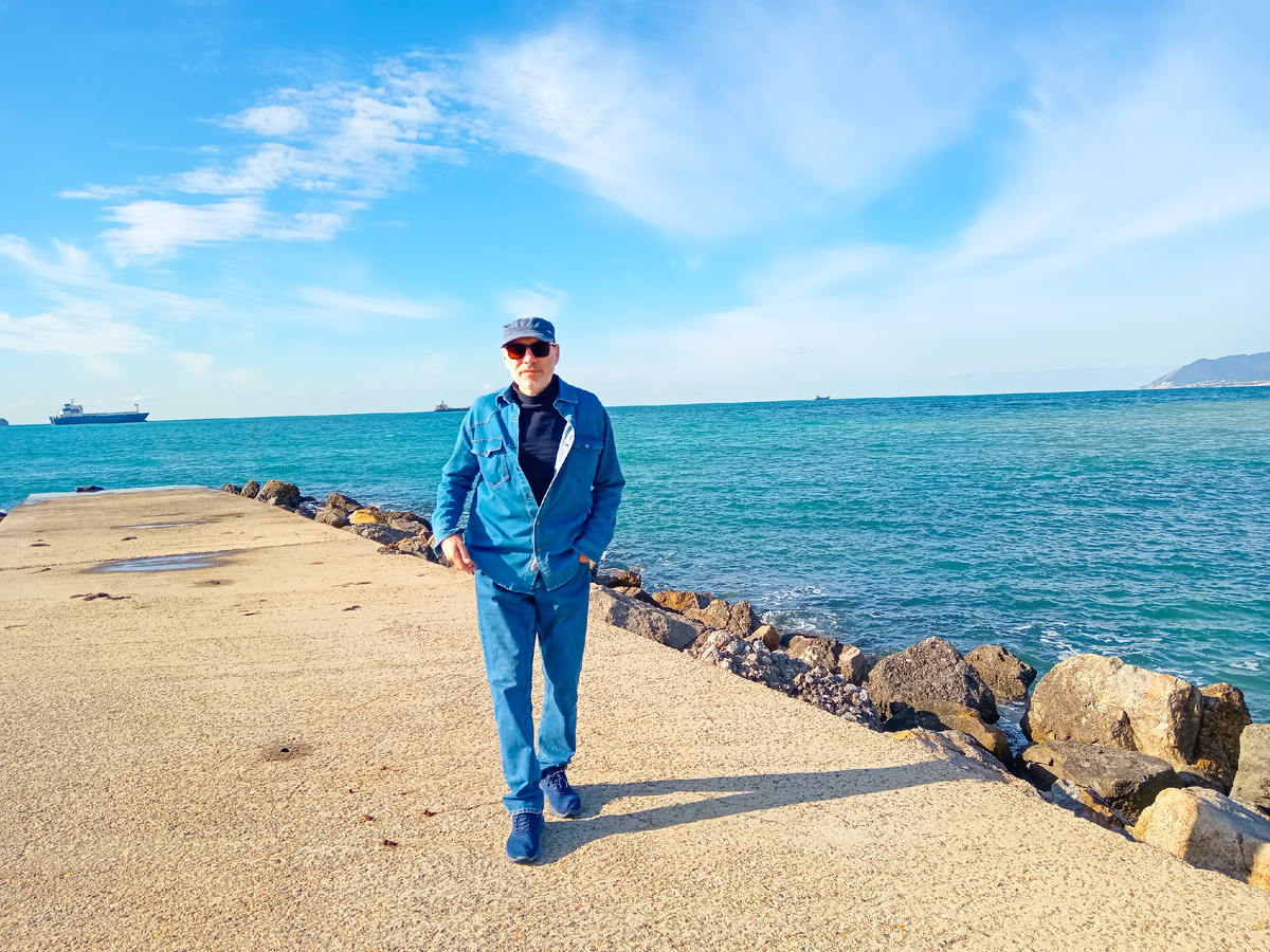 Побережье, Кабардинка, за спиной открытое Чёрное море, Михаил Лекс — автор рассказа.