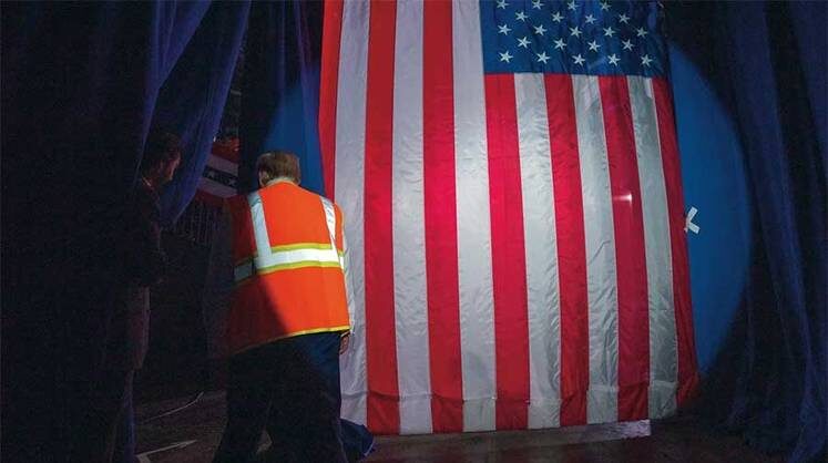    AP PHOTO/ALEX BRANDON Предвыборная кампания кандидата в президенты США Дональда Трампа в Висконсине. Трамп в костюме мусорщика