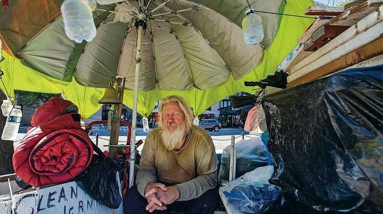    ROD LAMKEY / CNP Власти США пытаются поддержать людей, лишившихся крова, открывая продуктовые банки, приюты, медицинские центры