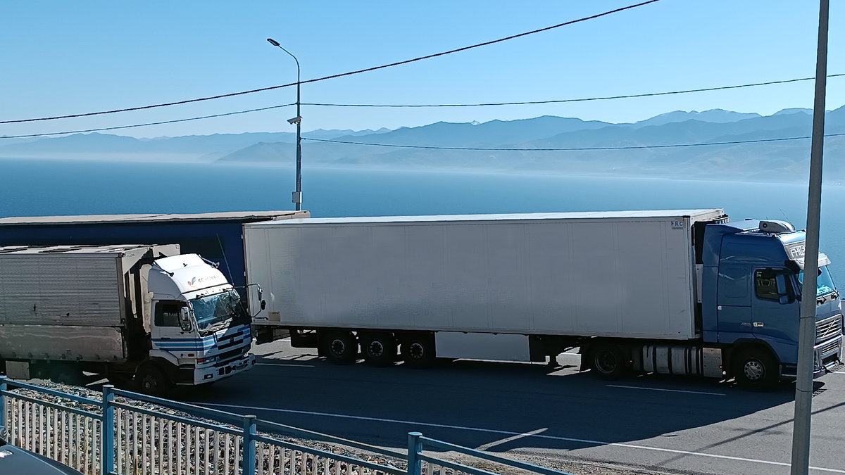 На Култукском тракте всегда плотненько. Фото Константина Куликова