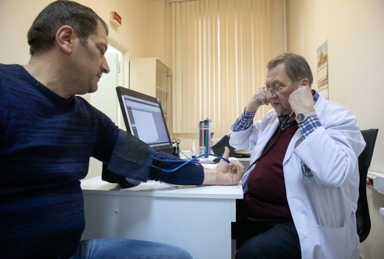    Пациент в кабинете дежурного врача в городской поликлинике в Москве