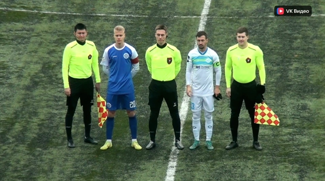Капитаны команд в окружении судей матча перед его началом
