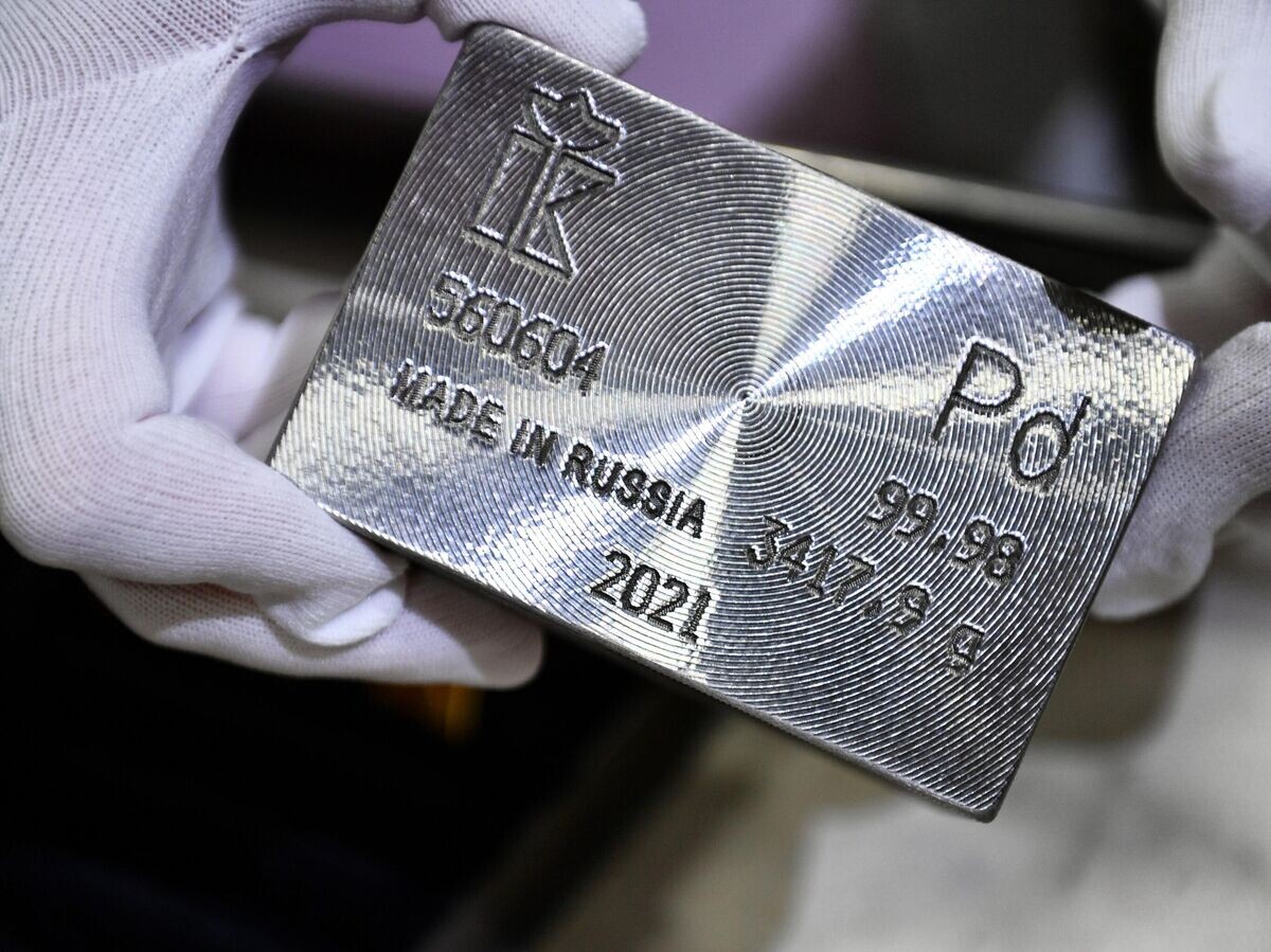    Слиток палладия на Екатеринбургском заводе по обработке цветных металлов в Свердловской области© РИА Новости / Павел Лисицын