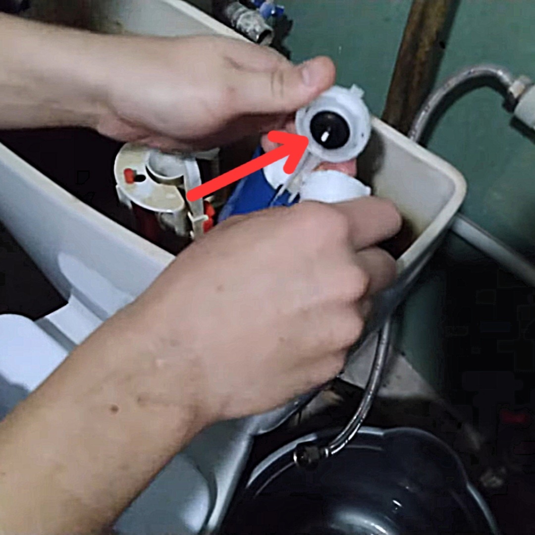 Круглая резинка и пластиковый шток. 