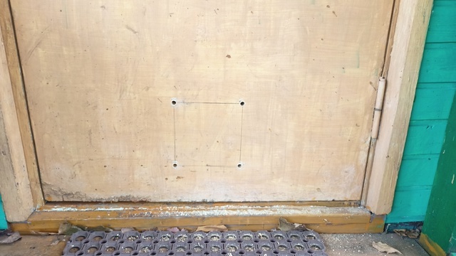 Разметка для установки в дверь. Сверлим и вырезаем лаз лобзиком.