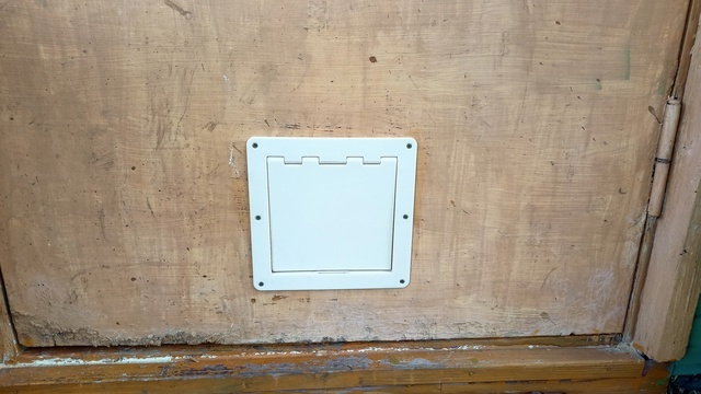 Дверка крепится на саморезах.