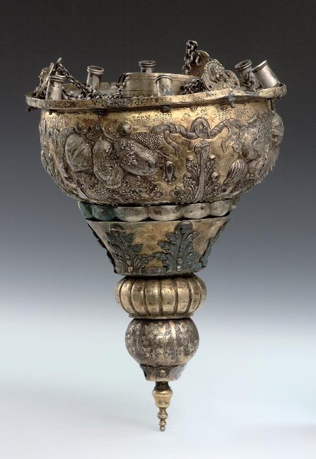 Подвесное кандило (серебро, чеканка, литье, золочение), выполненное в 1741 году мастером Иваном Егоровым. Фотография: © Музеи Московского Кремля