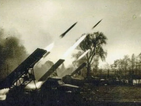 Первый же залп батареи "Катюш" шокировал противника. 