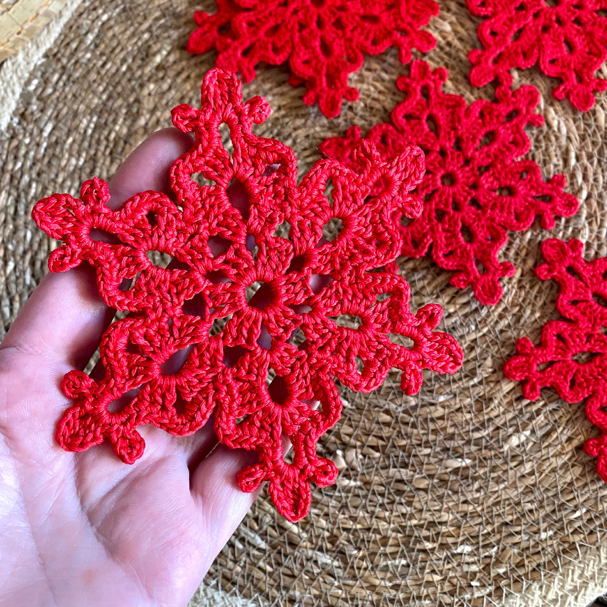 Снежинки связаны из пряжи Пехорка «Весенняя»