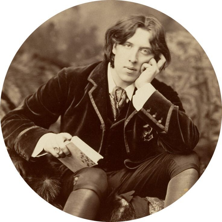 Оскар Уайльд — ирландский писатель и поэт, один из самых известных драматургов позднего Викторианского периода. 
Родился 16 октября 1854 года в Дублине. С юных лет говорил на немецком и французском языках.