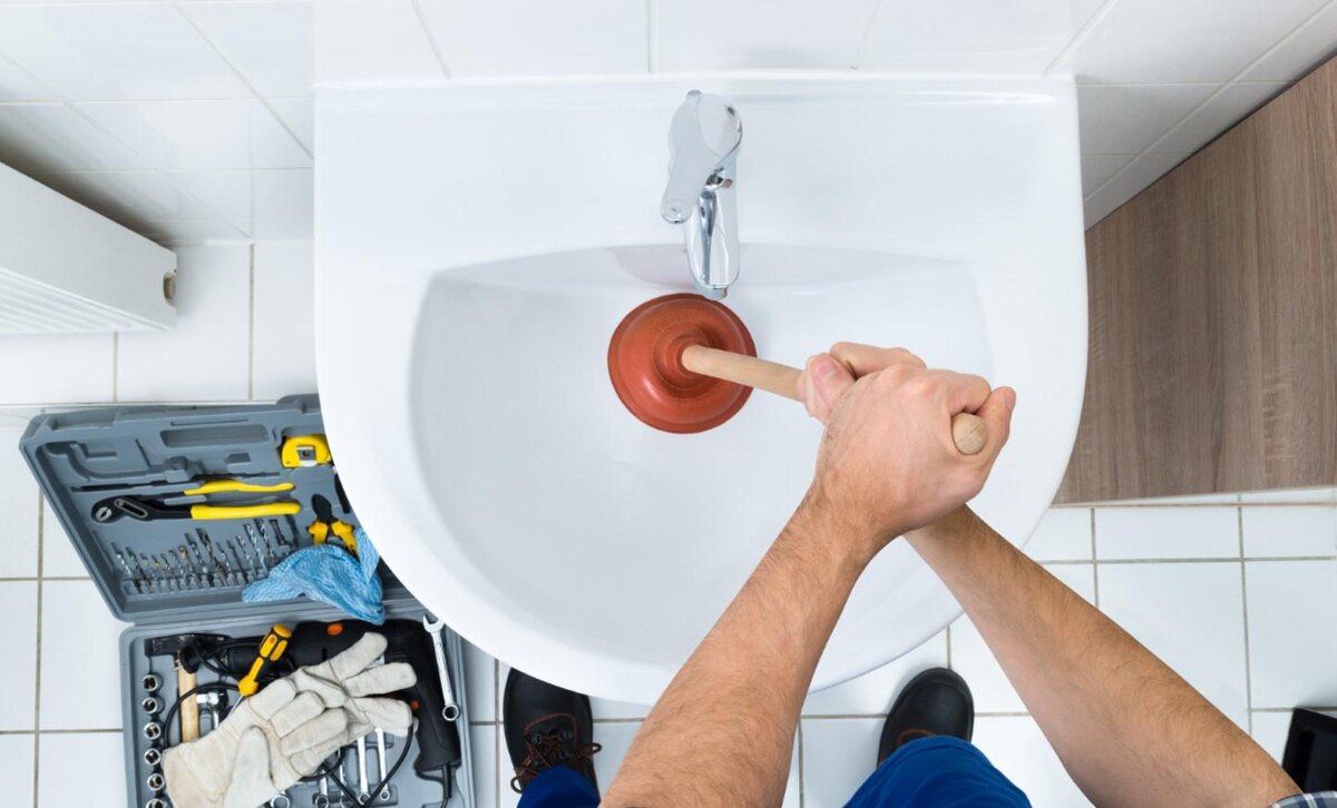 Andrey_Popov / Shutterstock / FOTODOM📷Иногда мусор скапливается в трубе таким образом, что его частицы цепляются друг за друга и не позволяют воде стекать, в таком случае можно попробовать проверенный способ, который пробивает засор под давлением