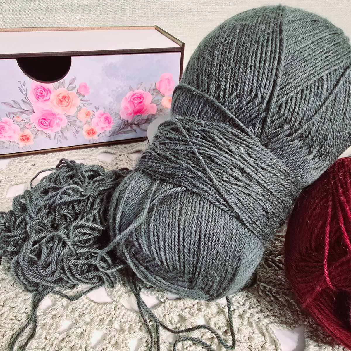 Получается, что, пытаясь обнаружить начало нити внутри мотка, я достаю фактически его половину, которую потом приходится перематывать