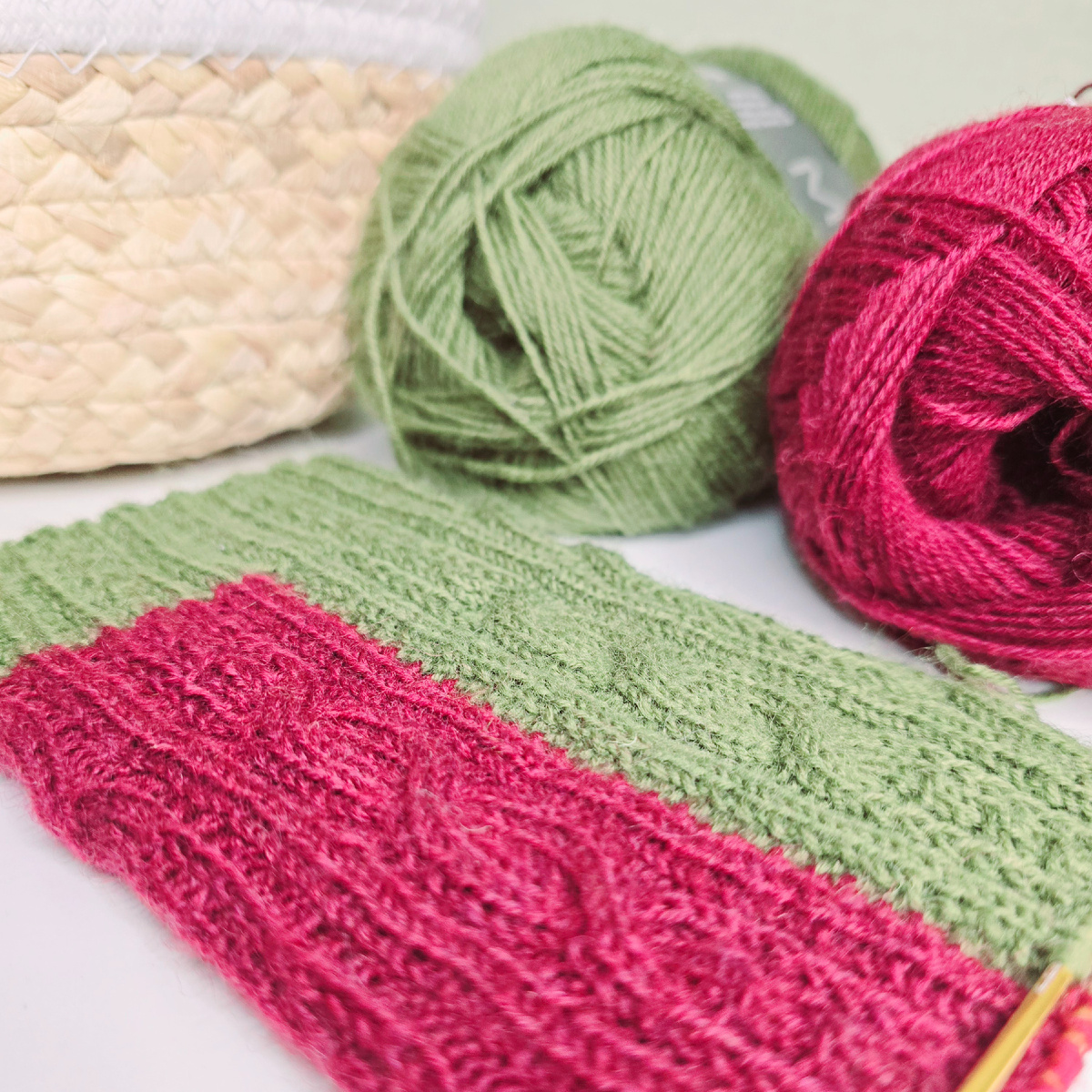 Показывать всю красоту узора также удобнее на широких блокаторах для носков