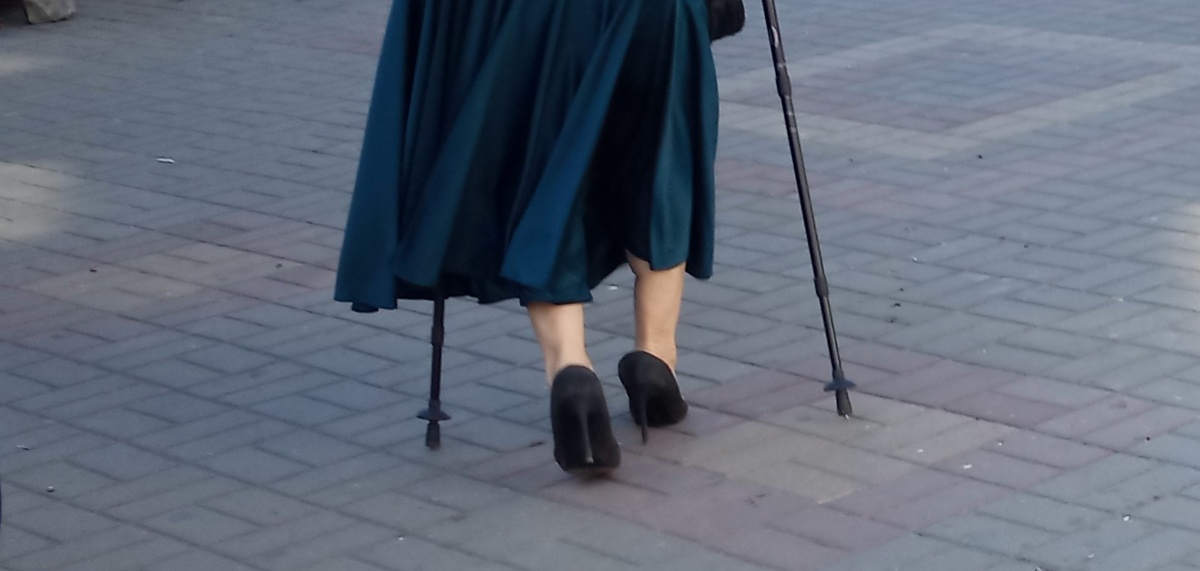 Уличное фото. В свое время оно сделало мой день - наполнило его энергией и позитивом. Нет, эта женщина не стояла, она шла. Вопреки всему, своим собственным путём. Единственным, которым стоит идти по жизни