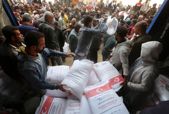    Гуманитарная помощь, выданная центром распределения гуманитарной помощи Ближневосточного агентства Организации Объединенных Наций для помощи палестинским беженцам