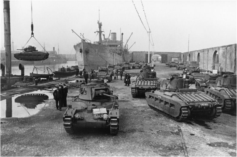 Погрузка танков «Матильда» и «Валентайн» для СССР в ливерпульских доках. Октябрь 1941 года.