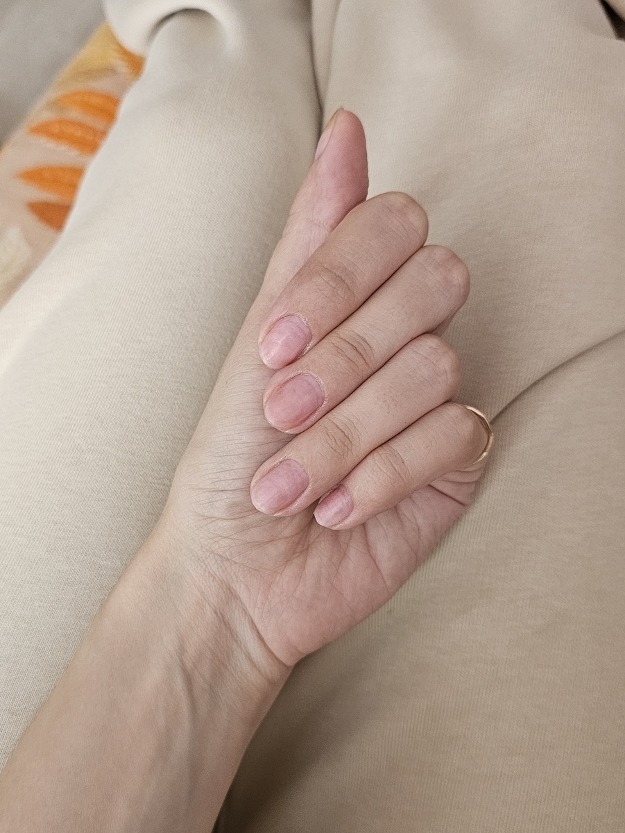 Вот тут я впервые после 13 лет покрытий начинаю жить с родными ногтями. Так себе зрелище