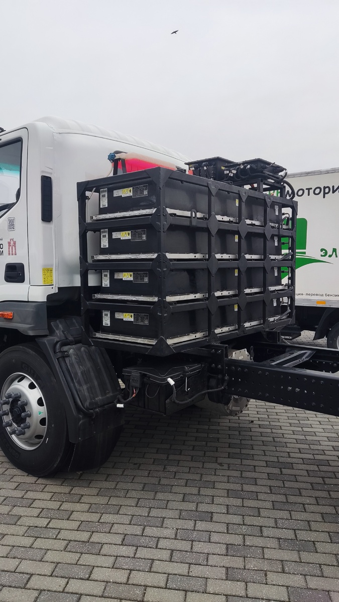 Но и батарейки в раму не влезли