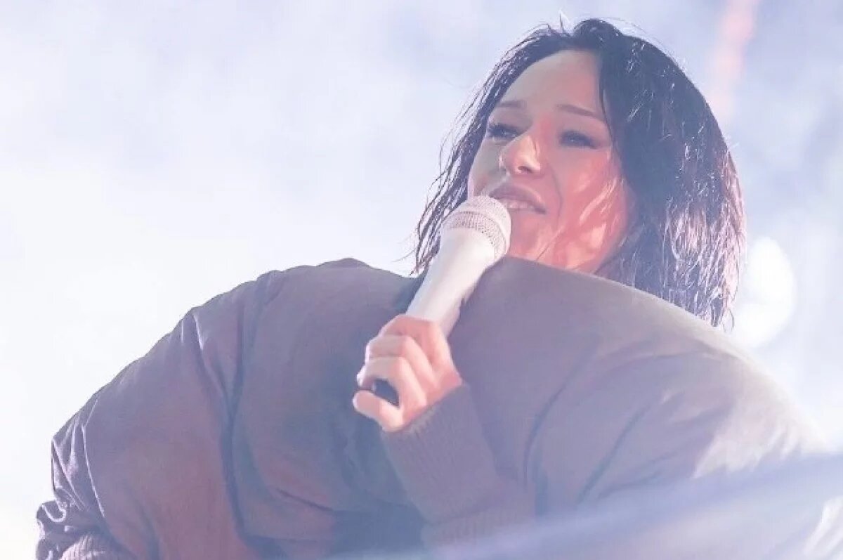    В Калининграде перед матчем ФК «Балтика» выступила певица IOWA