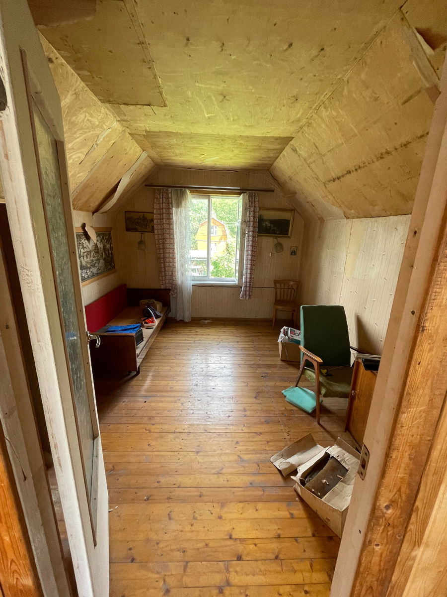 Тахта осталась голенькая, не считая тряпки на спинке